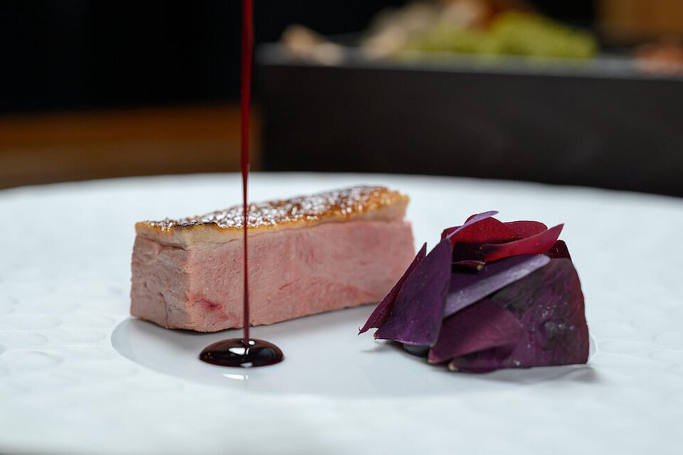 Gourmetgericht mit rosa gebratenem Fleisch, Roter Bete und Sauce beim exklusiven Winzerdinner im Restaurant Zur Goldenen Birn. | © Jürgen Schmücking