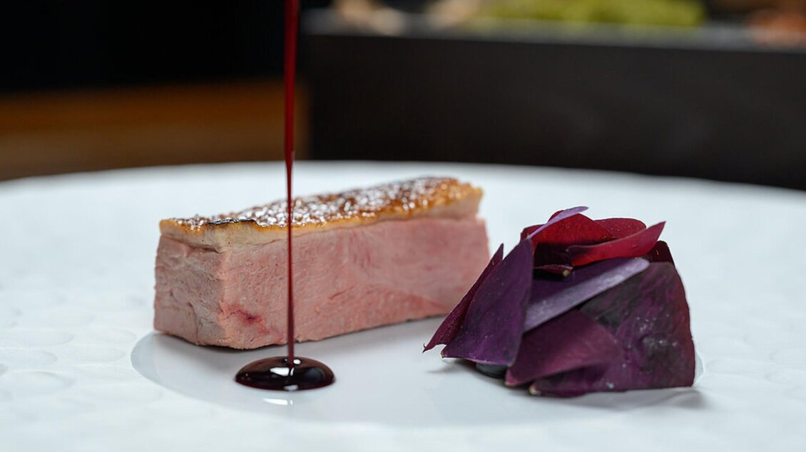 Gourmetgericht mit rosa gebratenem Fleisch, Roter Bete und Sauce beim exklusiven Winzerdinner im Restaurant Zur Goldenen Birn. | © Jürgen Schmücking