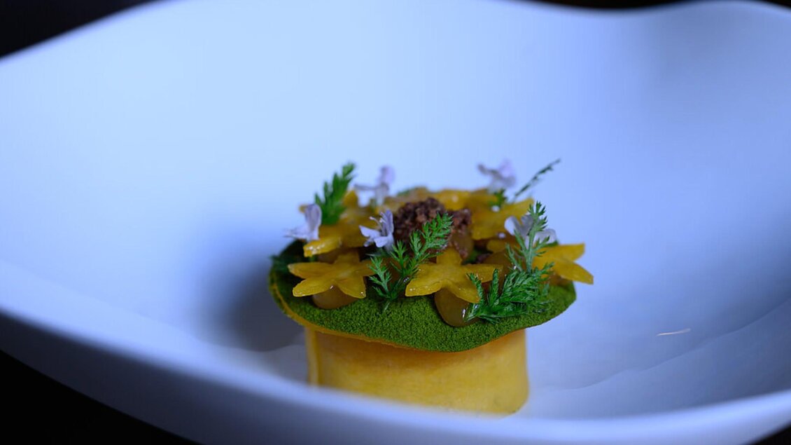 Kreativ angerichteter Gourmetgang beim exklusiven Winzerdinner im Restaurant Zur Goldenen Birn im Parkhotel Graz. | © Jürgen Schmücking
