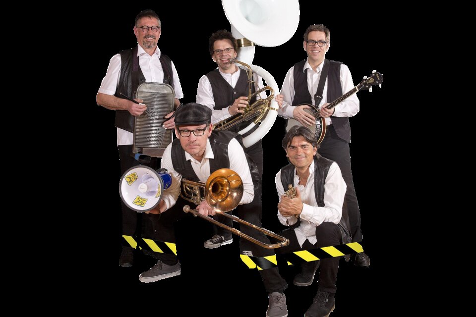 Die fünf Musiker von SOKO Dixie mit ihren Instrumenten – zu Gast im Wirtshaus Friedrich in Geiseldorf. | © Soko Dixie