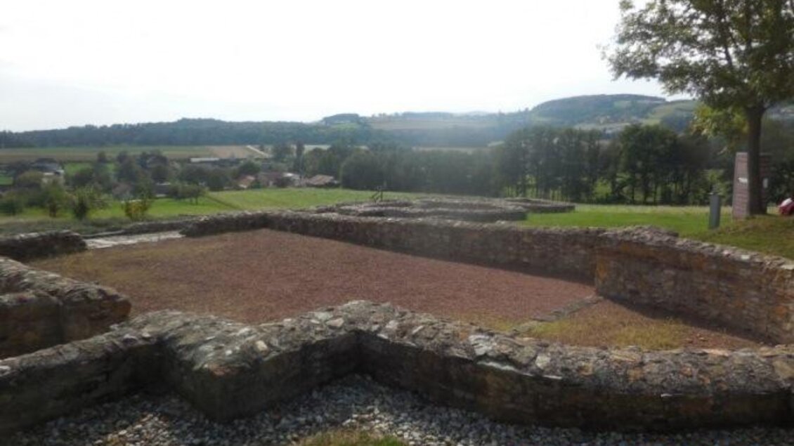 Eine archäologische Stätte mit alten Steinen und einer offenen Fläche. Im Hintergrund erstreckt sich eine grüne Landschaft mit Hügeln. | © Oststeiermark Tourismus
