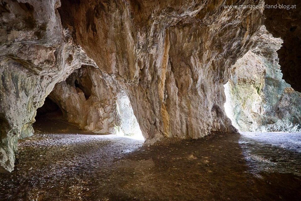 Eine beeindruckende Höhle mit schroffen Felsen und Schattenbereichen. Das Licht strömt durch die Öffnungen und schafft eine mystische Atmosphäre. | © www.mariazell.blog | Fred Lindmoser