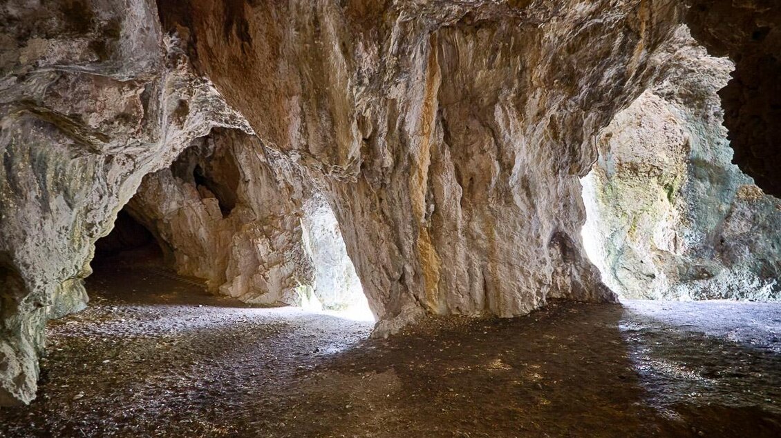Eine beeindruckende Höhle mit schroffen Felsen und Schattenbereichen. Das Licht strömt durch die Öffnungen und schafft eine mystische Atmosphäre. | © www.mariazell.blog | Fred Lindmoser