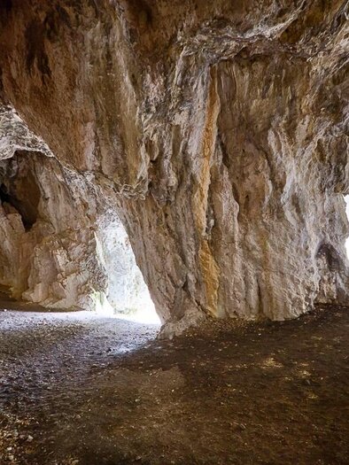 Eine beeindruckende Höhle mit schroffen Felsen und Schattenbereichen. Das Licht strömt durch die Öffnungen und schafft eine mystische Atmosphäre. | © www.mariazell.blog | Fred Lindmoser