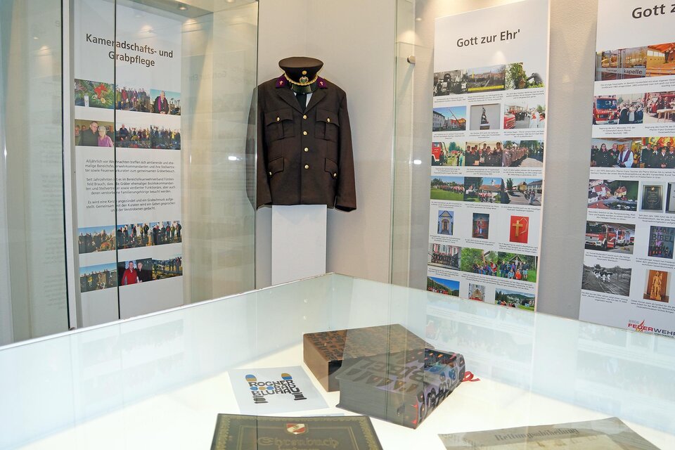 Ein Blick in die Geschichte – still, würdevoll und voller Bedeutung in der Pfeilburg Fürstenfeld.

Hinter Glas bewahrt sich ein Stück gelebter Gemeinschaft: die Uniform als Zeichen von Einsatz und Zusammenhalt, Erinnerungen an Kameradschaft und gelebte Tradition. Bilder erzählen von Begegnungen, von gemeinsamen Momenten, von einem Miteinander, das über Generationen hinweg verbindet.

In der Erlebnisregion Thermen- & Vulkanland im Südosten der Steiermark sind es genau diese Geschichten, die berühren. Sie schenken Einblicke, lassen innehalten und spüren, wie wertvoll gelebtes Brauchtum ist.

Ein Ort des Erinnerns.
Ein Raum voller Respekt und Verbundenheit.

 | © Museum Pfeilburg