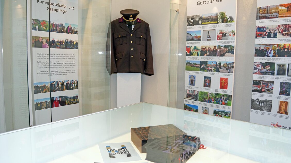 Ein Blick in die Geschichte – still, würdevoll und voller Bedeutung in der Pfeilburg Fürstenfeld.

Hinter Glas bewahrt sich ein Stück gelebter Gemeinschaft: die Uniform als Zeichen von Einsatz und Zusammenhalt, Erinnerungen an Kameradschaft und gelebte Tradition. Bilder erzählen von Begegnungen, von gemeinsamen Momenten, von einem Miteinander, das über Generationen hinweg verbindet.

In der Erlebnisregion Thermen- & Vulkanland im Südosten der Steiermark sind es genau diese Geschichten, die berühren. Sie schenken Einblicke, lassen innehalten und spüren, wie wertvoll gelebtes Brauchtum ist.

Ein Ort des Erinnerns.
Ein Raum voller Respekt und Verbundenheit.

 | © Museum Pfeilburg