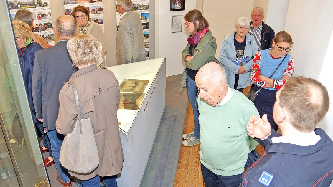 Ein Raum, der Geschichten erzählt – und Menschen zusammenbringt im Museum Pfeilburg Fürstenfeld.

Bei der Eröffnung wird spürbar, wie lebendig Erinnerung sein kann: Besucherinnen und Besucher verweilen vor Ausstellungsstücken, tauschen Gedanken aus, entdecken Details und lassen Vergangenes neu aufleben. Zwischen leisen Gesprächen und aufmerksamen Blicken entsteht eine besondere Atmosphäre – getragen von Respekt, Neugier und echter Verbundenheit.

In der Erlebnisregion Thermen- & Vulkanland im Südosten der Steiermark sind es genau diese Momente, die bleiben. Wenn Geschichte nicht nur gezeigt, sondern gemeinsam erlebt wird. Wenn Erinnerungen Raum bekommen und Menschen einander näherbringen.

Ein Ort des Austauschs.
Ein Erlebnis, das nachwirkt.

 | © Museum Pfeilburg