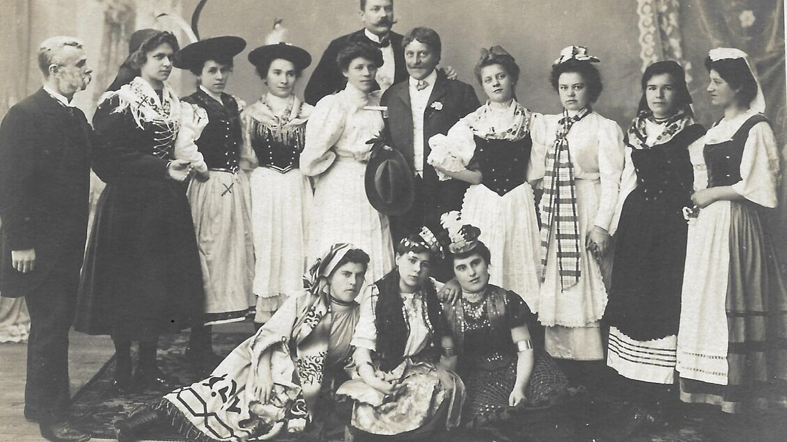 Ein Blick zurück – in eine Zeit voller Eleganz, Ausdruck und gelebter Kultur im Museum Pfeilburg in Fürstenfeld.

Das historische Ensemblebild erzählt von Theaterleidenschaft und Gemeinschaftssinn: kunstvoll gekleidete Darstellerinnen und Darsteller, fein abgestimmte Inszenierungen und eine Atmosphäre, die von Kreativität und Hingabe geprägt ist. Jede Pose, jedes Detail spiegelt die Bedeutung des kulturellen Lebens wider – damals wie heute.

In der Erlebnisregion Thermen- & Vulkanland im Südosten der Steiermark wird diese Tradition lebendig gehalten. Hier verbindet sich Geschichte mit Gegenwart, Bühne mit Emotion, Erinnerung mit neuem Erleben.

Ein Hauch vergangener Zeiten.
Ein Gefühl, das bleibt.

 | © Museum Pfeilburg