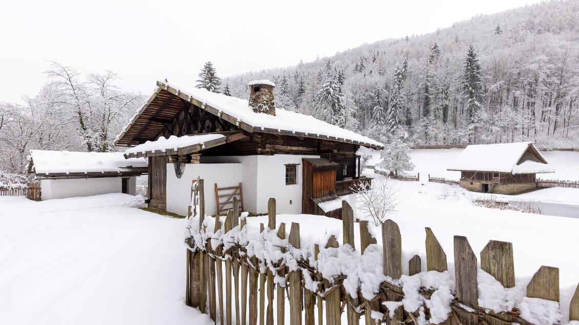 Ein malerisches Haus in einer verschneiten Landschaft. Der Schnee bedeckt das Dach und die Umgebung ist ruhig und winterlich. | © Region Graz-Harry Schiffer