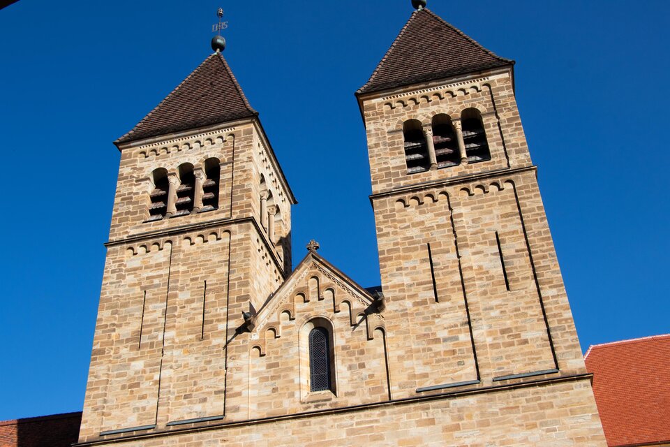 Eine alte Kirche mit zwei Türmen und einer klaren blauen Himmel. Die Fassade besteht aus hellem Stein. | © Isabella Painhapp