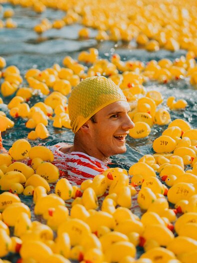 Ein Tag voller Lachen, Bewegung und unvergesslicher Momente.

Wenn hunderte gelbe Enten fröhlich über das Wasser treiben und mittendrin strahlende Gesichter auftauchen, wird aus einem Badetag im Freibad Fürstenfeld ein echtes Erlebnis. Hier geht es nicht um Tempo, sondern um Spaß, Gemeinschaft und das Gefühl, einfach loszulassen und den Moment zu genießen.

In der Erlebnisregion Thermen- & Vulkanland im Südosten der Steiermark entstehen genau solche Augenblicke: lebendig, leicht und voller Lebensfreude. Ein Miteinander, das verbindet – und Erinnerungen schafft, die lange nachklingen.

Ein Sprung ins Vergnügen.
Ein Fest für alle Sinne.

Zu schön, um nicht da zu sein. | © Sofly