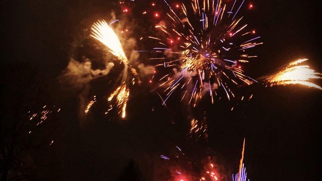 Ein Feuerwerk leuchtet den Nachthimmel mit bunten Farbsprühen. Menschen schauen gebannt zu, während die Lichter in verschiedenen Formen explodieren. | © Martinhof