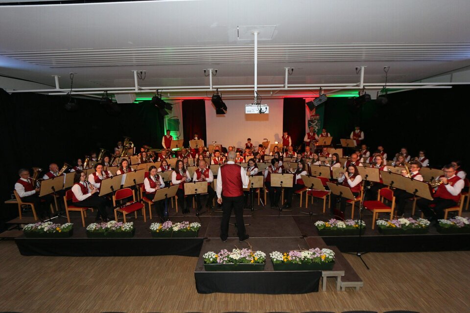 **Familienkonzert des Musikvereins Hatzendorf** begeistert mit einem abwechslungsreichen Programm für Groß und Klein. Freuen Sie sich auf bekannte Melodien, spannende musikalische Geschichten und mitreißende Blasmusik, die Generationen verbindet. Das Konzert lädt Familien dazu ein, Musik gemeinsam zu erleben und die Vielfalt eines großen Orchesters auf unterhaltsame Weise kennenzulernen. Ein stimmungsvoller Nachmittag voller Klang, Freude und Gemeinschaft im Thermen- & Vulkanland. | © Musikverein Hatzendorf