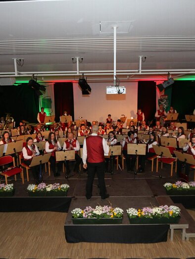 **Familienkonzert des Musikvereins Hatzendorf** begeistert mit einem abwechslungsreichen Programm für Groß und Klein. Freuen Sie sich auf bekannte Melodien, spannende musikalische Geschichten und mitreißende Blasmusik, die Generationen verbindet. Das Konzert lädt Familien dazu ein, Musik gemeinsam zu erleben und die Vielfalt eines großen Orchesters auf unterhaltsame Weise kennenzulernen. Ein stimmungsvoller Nachmittag voller Klang, Freude und Gemeinschaft im Thermen- & Vulkanland. | © Musikverein Hatzendorf
