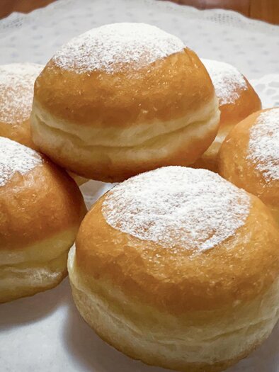 Sechs frische Berliner mit Puderzucker auf einem Tortenteller. Sie sind goldbraun und fluffig. | © steiermark-tourismus-ute-hoedl
