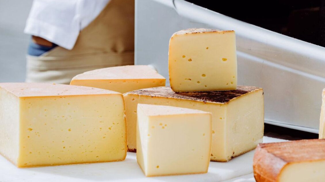 Eine Auswahl an verschiedenen Käsestücken auf einem Tisch. Der Käse hat unterschiedliche Formen und Farben, was eine ansprechende Präsentation ergibt. | © Lumikki Photography