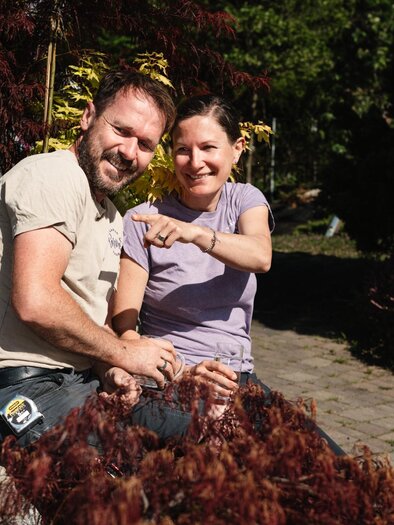 A couple is sitting in a showcase garden among ornamental plants and chatting over a drink, in the garden paradise Painer in Eggersdorf near Graz. | © Region Graz-Bernd Grosseck