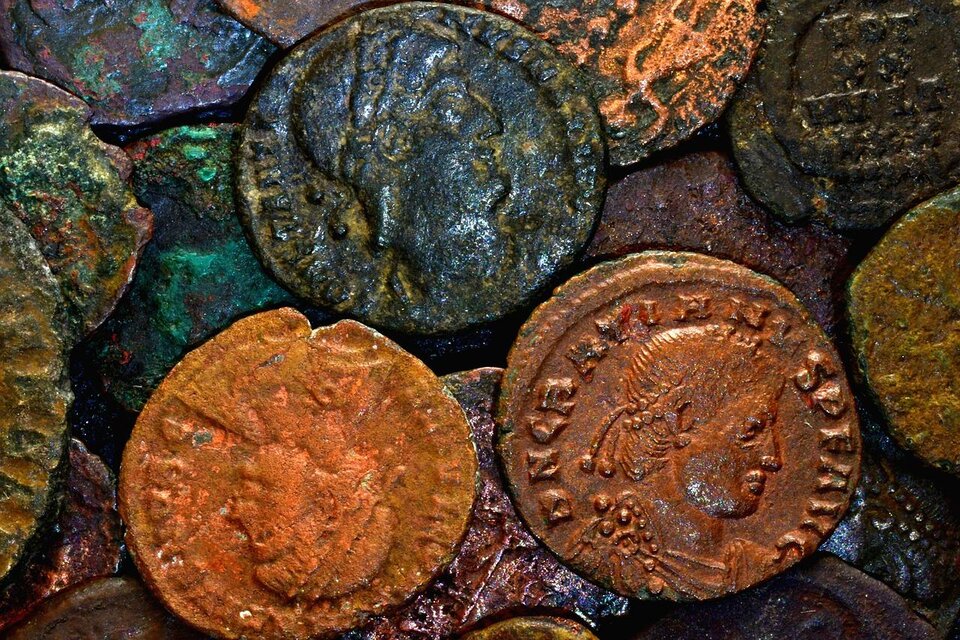 Eine Ansammlung von alten Münzen in verschiedenen Farben und Zuständen. Einige Münzen sind gut erhalten, während andere stark korrodiert sind. | © Pixabay