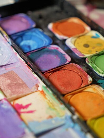 Eine Palette mit wassermalfarben in verschiedenen Farben. Die Farben sind auf eine kreative Weise angeordnet. | © Pixabay