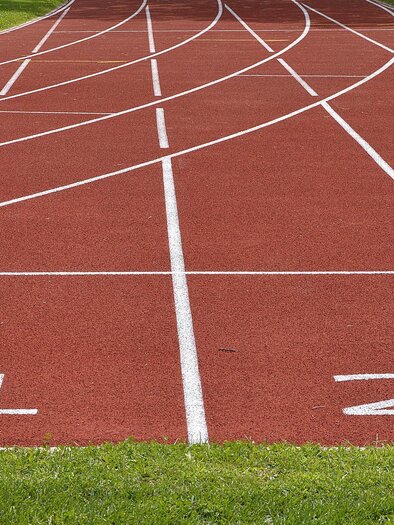 A track with red lanes and white markings. The numbers 1 and 2 are clearly visible. | © pixabay
