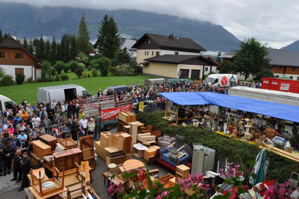 Ein großer Flohmarkt mit vielen Möbeln und Haushaltsgegenständen ist im Freien aufgebaut. Viele Menschen sind in einer langen Schlange versammelt und beobachten die Stände. | © Freiwillige Feuerwehr Bad Mitterndorf