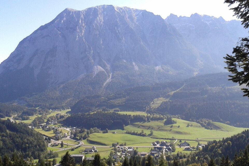 <p>Der beeindruckende Grimming hat seinen höchsten Punkt auf 2.351 Meter. Im Vordergrund ist die malerische Landschaft des Ausseerlandes in einer ruhigen Umgebung zu sehen.</p> | © TVB Ausseeland Salzkammergut, www.ausseerland.at