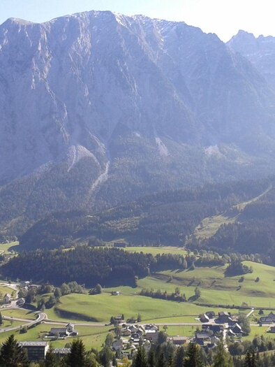 <p>The impressive Grimming reaches its highest point at 2,351 meters. In the foreground, the picturesque landscape of the Ausseerland is visible in a tranquil setting.</p> | © TVB Ausseeland Salzkammergut, www.ausseerland.at