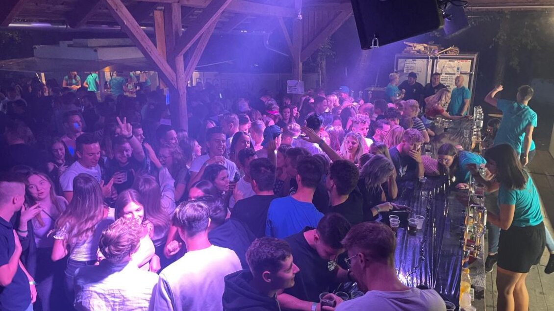 Eine lebendige Party mit vielen Menschen in einem feierlichen Ambiente. Bunte Lichter und Musikanlage schaffen eine ausgelassene Stimmung. | © FF Pöllau