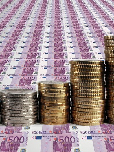 An arrangement of coins at various heights on a background of banknotes. The coins are stacked in groups and show a rising growth direction. | © Pixabay