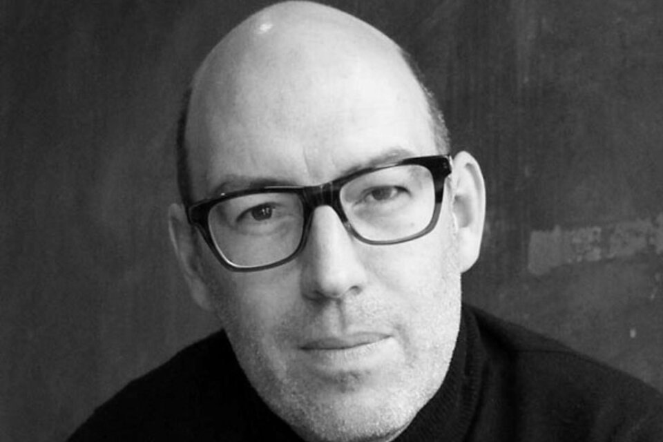 Porträt von Autor Benjamin Cors beim Fine Crime Festival in Maria Lankowitz, mit Brille vor Hintergrund. | © Seike Bogenberger