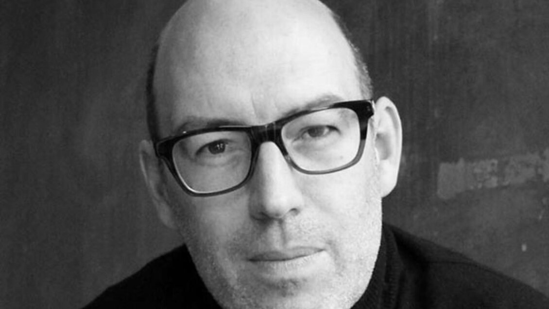 Porträt von Autor Benjamin Cors beim Fine Crime Festival in Maria Lankowitz, mit Brille vor Hintergrund. | © Seike Bogenberger
