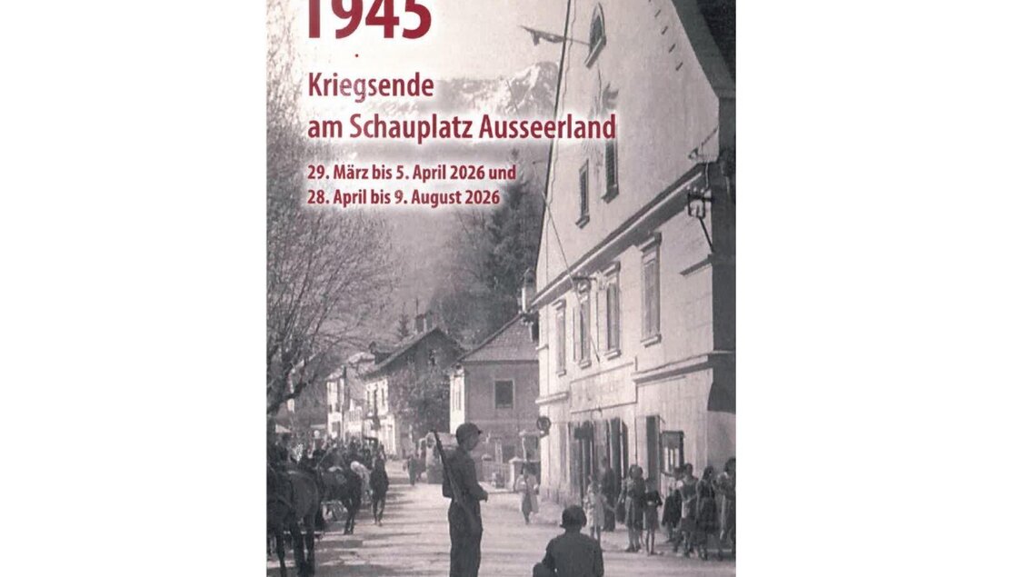 Das Plakat in schwarz- weisser historischen Kulisse zeigt  die Sonderausstellung im Kammerhofmuseum Bad Aussee mit dem Titel " 1945 Kriegsende am Schauplatz Ausseerland" | © Kammerhofmuseum