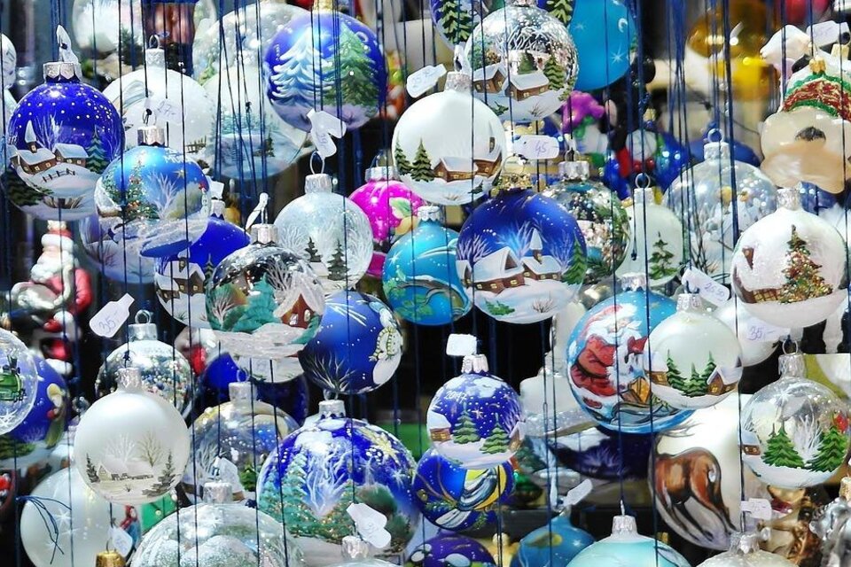 zu sehen sind viele Weihnachtskugeln. | © Pixabay