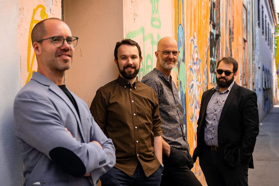 Die vier Musiker der Band „Following Footsteps“ präsentieren sich in entspannter Atmosphäre vor einer farbenfrohen Graffitiwand. Mit ihrem modernen und lässigen Auftreten vermittelt die Gruppe musikalische Vielfalt, Kreativität und die Freude an gemeinsamer Musik. Zu hören im Kulturhauskeller in Straden.

 | © Viola Lenz