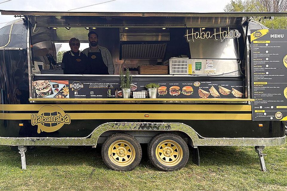 Schwarzer Foodtruck mit geöffnetem Verkaufstresen und zwei Personen beim Food & Fun Festival in Hart bei Graz. | © Foodandfunfestival.at