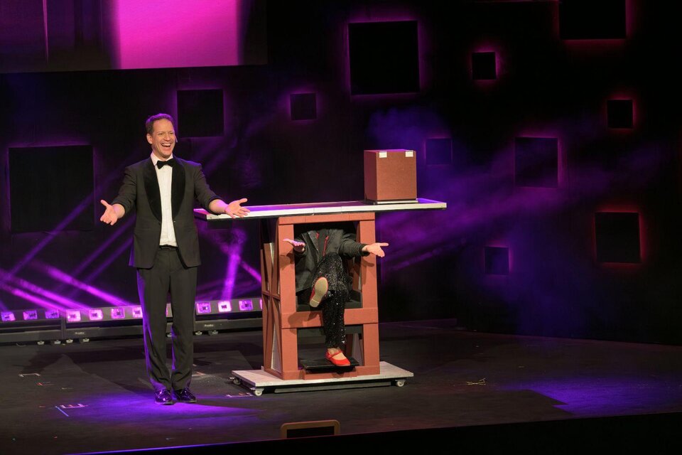 Alexander Krist trägt gerade einen seiner Zaubertricks auf der Bühne vor. | © Alexander Krist
