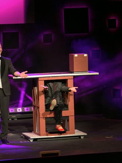 Alexander Krist is currently performing one of his magic tricks on stage. | © Alexander Krist