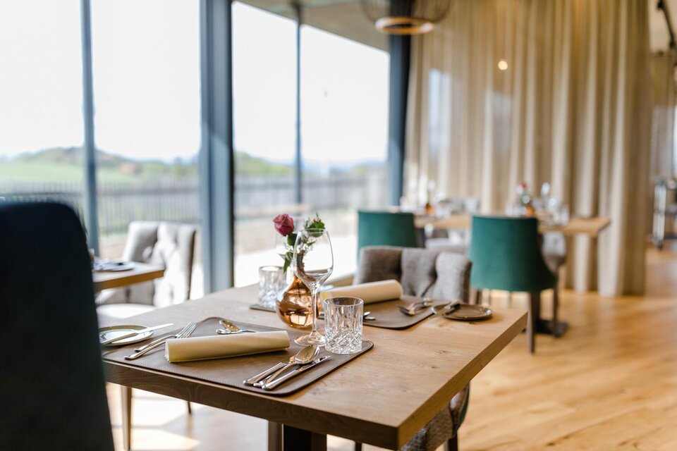 Ein elegantes Restaurant mit modernen Tischdekorationen. Große Fenster bieten einen schönen Ausblick auf die Umgebung. | © Ratscher Landhaus