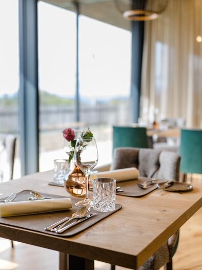Ein elegantes Restaurant mit modernen Tischdekorationen. Große Fenster bieten einen schönen Ausblick auf die Umgebung. | © Ratscher Landhaus
