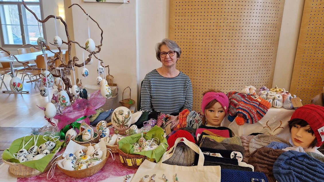 Stand mit handbemalten Ostereiern und gestrickten Mützen beim Ostermarkt Frühlingserwachen in St. Radegund in der Steiermark. | © Gem. St. Radegund