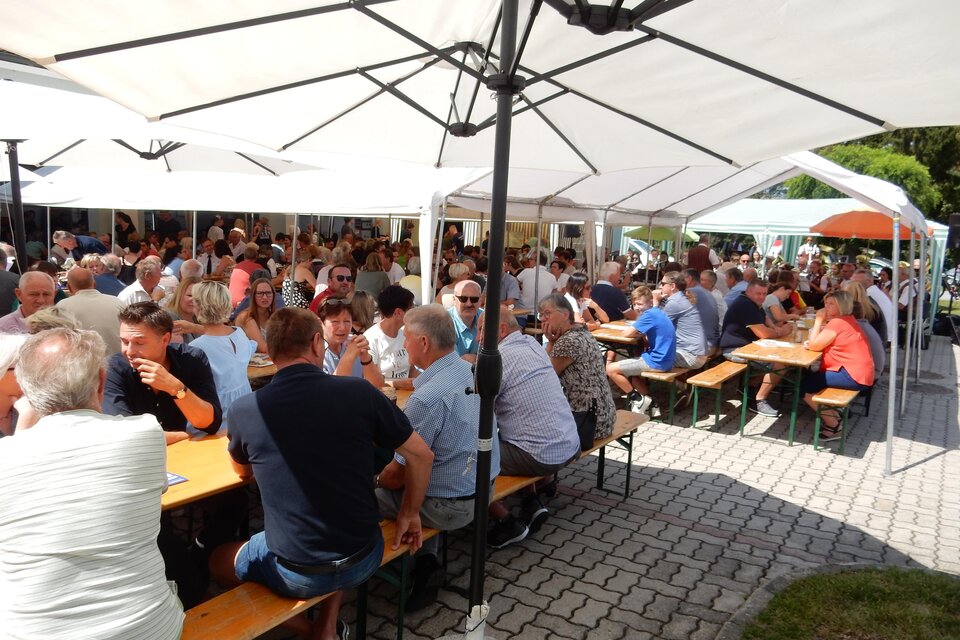 Wenn sich in Bad Loipersdorf unter schattenspendenden Schirmen die Tische füllen, das Lachen lauter wird und der Duft von frisch zubereiteten Schmankerln in der Luft liegt, beginnt ein Frühschoppen, wie er schöner kaum sein könnte.

Gemeinsam genießen, plaudern und einfach den Moment leben – genau das macht diesen besonderen Tag aus. Zwischen geselligen Runden, kühlen Getränken und regionalen Köstlichkeiten entsteht eine Atmosphäre, die verbindet und den Alltag für ein paar Stunden ganz weit weg rücken lässt.

Hier trifft man sich, hier kommt man zusammen – und hier spürt man, wie wertvoll diese gemeinsamen Augenblicke sind.

Ein Fest der Begegnung, der Lebensfreude und der gelebten Gemeinschaft.
 | © FF Bad Loipersdorf