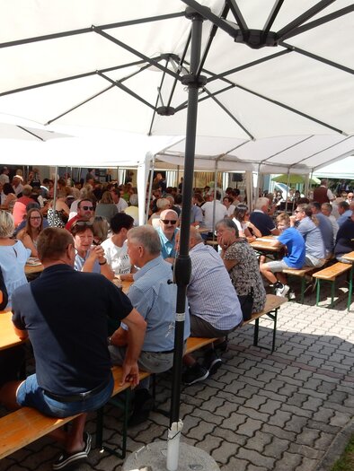 Wenn sich in Bad Loipersdorf unter schattenspendenden Schirmen die Tische füllen, das Lachen lauter wird und der Duft von frisch zubereiteten Schmankerln in der Luft liegt, beginnt ein Frühschoppen, wie er schöner kaum sein könnte.

Gemeinsam genießen, plaudern und einfach den Moment leben – genau das macht diesen besonderen Tag aus. Zwischen geselligen Runden, kühlen Getränken und regionalen Köstlichkeiten entsteht eine Atmosphäre, die verbindet und den Alltag für ein paar Stunden ganz weit weg rücken lässt.

Hier trifft man sich, hier kommt man zusammen – und hier spürt man, wie wertvoll diese gemeinsamen Augenblicke sind.

Ein Fest der Begegnung, der Lebensfreude und der gelebten Gemeinschaft.
 | © FF Bad Loipersdorf