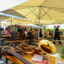 Wenn sich unter schattenspendenden Sonnenschirmen das Leben versammelt und die ersten Klänge der Musik erklingen, beginnt er – der Frühschoppen der Freiwilligen Feuerwehr in Fehring.

Zwischen herzhaften Schmankerln, kühlen Getränken und echter Gastfreundschaft entsteht ein Miteinander, das von Wärme und Zusammenhalt geprägt ist. Musik liegt in der Luft, Gespräche fließen leicht, und die Zeit scheint für einen Moment langsamer zu vergehen.

Ein Fest, das verbindet – generationenübergreifend, bodenständig und voller Lebensfreude. Zu schön, um nicht da zu sein. | © Feuerwehr Fehring