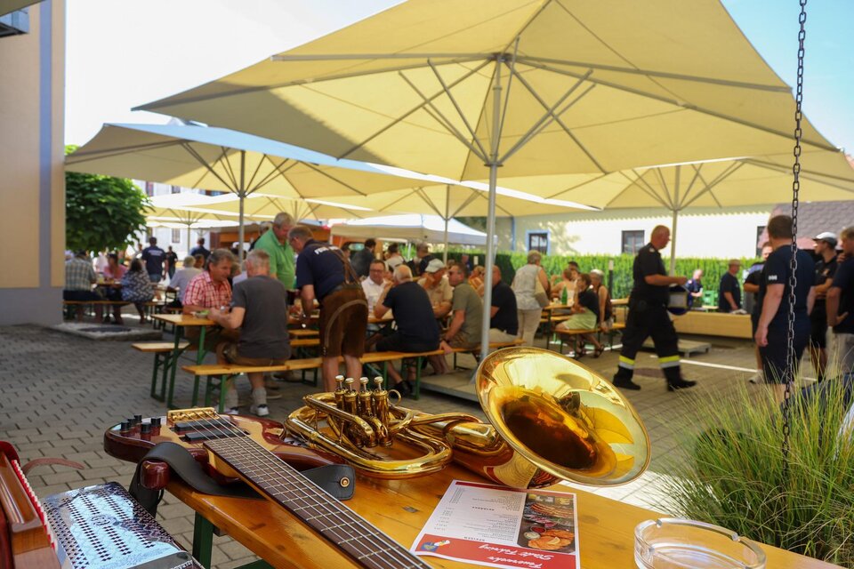 Wenn sich unter schattenspendenden Sonnenschirmen das Leben versammelt und die ersten Klänge der Musik erklingen, beginnt er – der Frühschoppen der Freiwilligen Feuerwehr in Fehring.

Zwischen herzhaften Schmankerln, kühlen Getränken und echter Gastfreundschaft entsteht ein Miteinander, das von Wärme und Zusammenhalt geprägt ist. Musik liegt in der Luft, Gespräche fließen leicht, und die Zeit scheint für einen Moment langsamer zu vergehen.

Ein Fest, das verbindet – generationenübergreifend, bodenständig und voller Lebensfreude. Zu schön, um nicht da zu sein. | © Feuerwehr Fehring