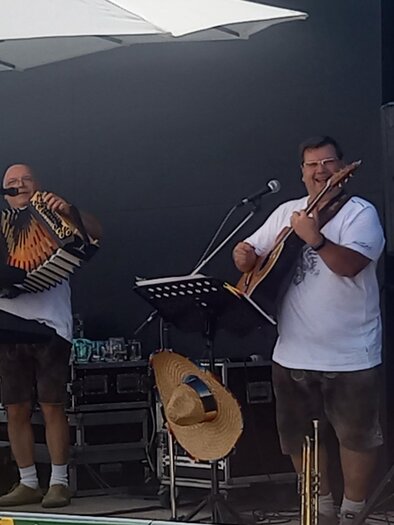 Echte Klänge, ehrliche Stimmung – Musik, die von Herzen kommt und Menschen zusammenbringt. Wenn der Rhythmus trägt und ein Lächeln den Moment begleitet, entsteht diese besondere Leichtigkeit, die man einfach in Bad Loipersdorf genießen möchte. Ein Stück Lebensfreude, das bleibt. | © Franz Siegl