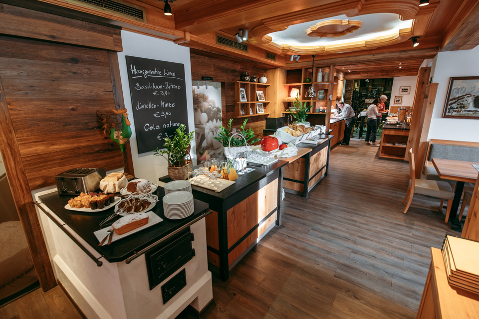 <p>Ein gemütliches Restaurant mit Frühstücksbuffet mit großer Auswahl an frischen Speisen.  | © Laura Siener