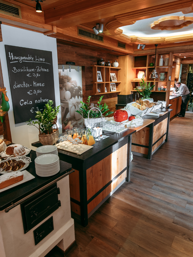 <p>A cozy restaurant with a breakfast buffet featuring a wide selection of fresh dishes. | © Laura Siener