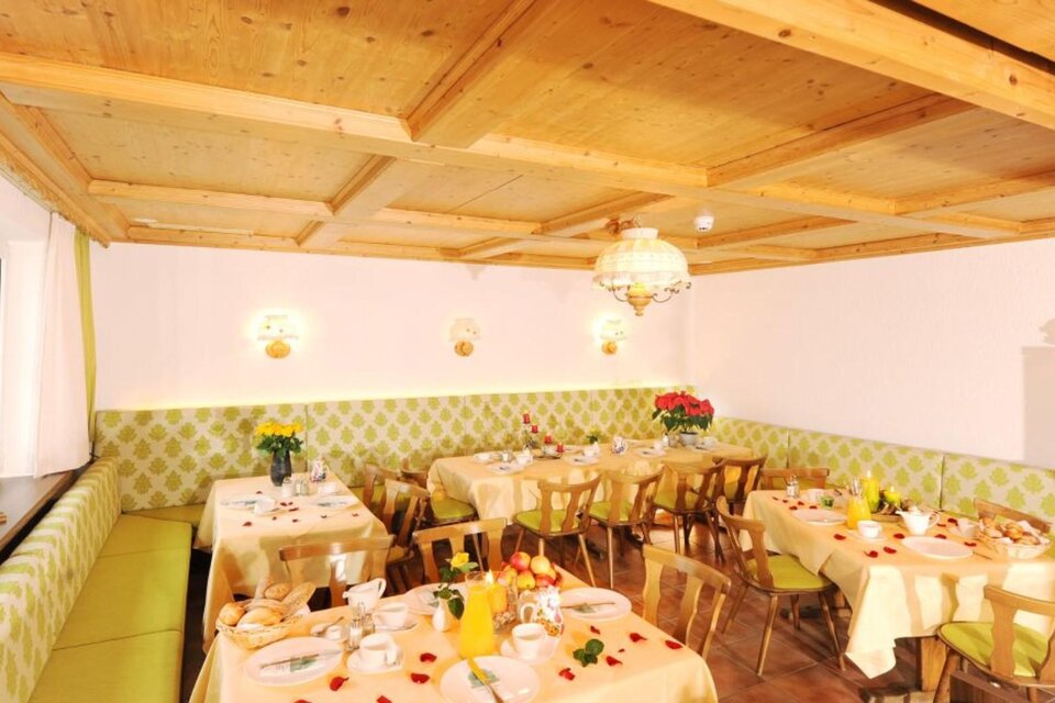 Ein einladendes Restaurant mit hellen Tischen und Stühlen. Die Wände sind in sanften Farben gehalten und die Tische sind mit frischen Früchten dekoriert. | © Hotel Seebacherhof