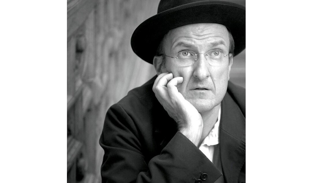 <p>Markus Kupferblum sitzt nachdenklich und schaut zur Seite. Das Portrait ist in Schwarz-Weiß gehalten.</p> | © Markus Kupferblum
