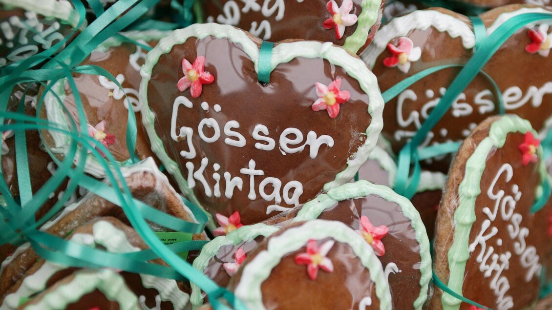 Ein Haufen Lebkuchenherzen mit buntem Zuckerguss und dekorativen Blumen. Auf den Herzen steht "Gösser" und "Kirtag". | © Foto Freisinger